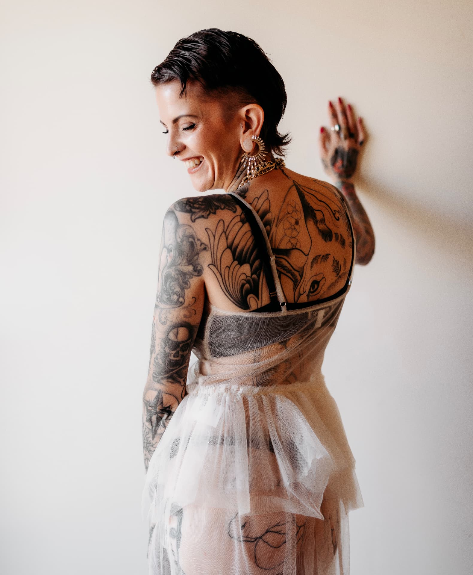 October, an independent artist at Casa Salon